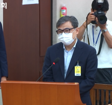 국정원 간부 출신 진실화해위 조사국장 '얼굴 공개 거부' 고수하다 결국 퇴장