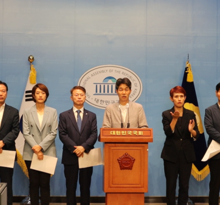 검찰, 문재인 전 대통령 부부 계좌 조사… 야당 "정치보복" 주장