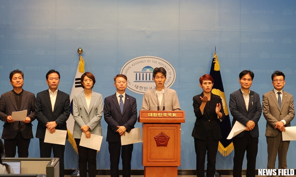 검찰, 문재인 전 대통령 부부 계좌 조사… 야당 "정치보복" 주장