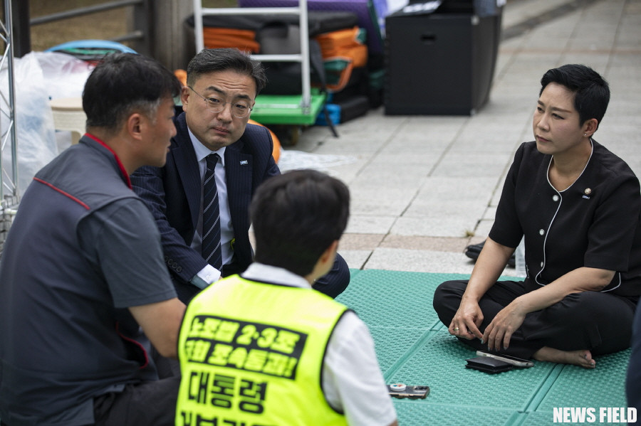 조국혁신당, 시국농성장 방문 "거부권 남발 개탄, 퇴진광장으로 힘 모으자"