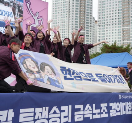 일본 자본의 부당한 해고에 맞서 300일 넘게 고공농성을 이어가고 있는 소현숙, 박정혜 노동자를 지지하기 위한 전국적인 연대 행렬이 구미에서 펼쳐졌다. 1천여 명이 넘는 시민들이 참여한 가운데, 25대의 연대버스가 고공농성장 앞을 가득 메웠다.