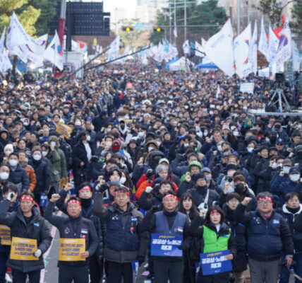 공공운수노조, 국회 앞에서 2만여 노동자와 시민과 함께 "윤석열 퇴진" 외쳐