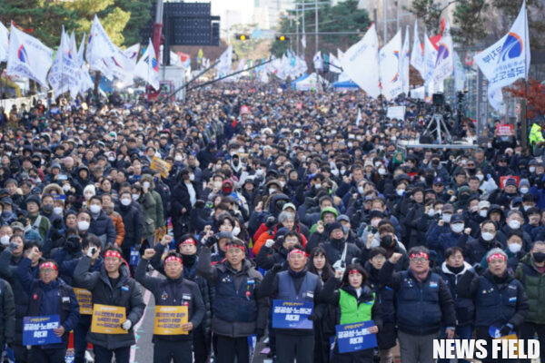 공공운수노조, 국회 앞에서 2만여 노동자와 시민과 함께 "윤석열 퇴진" 외쳐