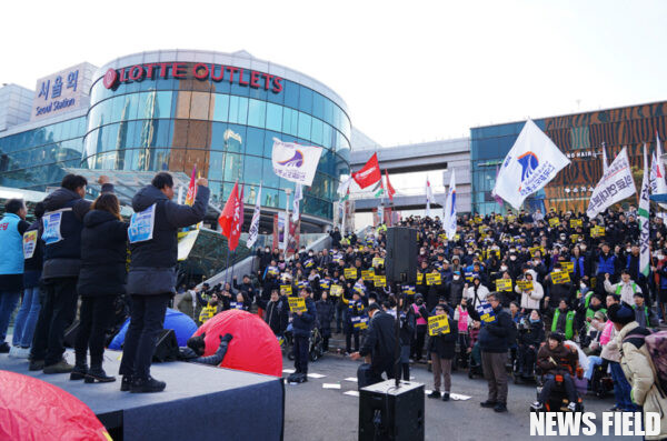 12월 9일 서울역광장, <"힘내라 철도! 퇴진하라 윤석열!" 철도노동자 파업지지 문화제> 마무리 퍼포먼스로 참가대오가 "공공철도" 윤석열 퇴진"이라고 적힌 대형공을 철도파업을 지지하는 마음으로 무대까지 굴렸다. 대표자 및 대오가 함께 파업가를 제창하고 있는 모습.