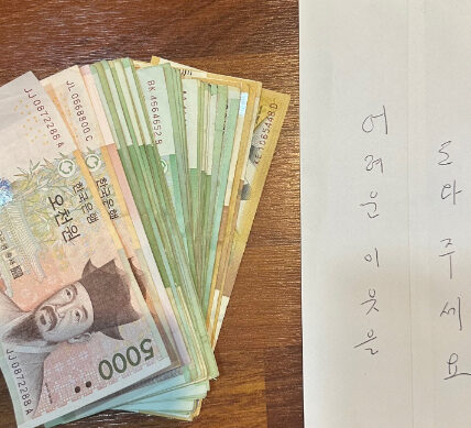 80대 국가유공자, 현금 100만 원 기부… 두 가게 업주들 따뜻한 온정 이어가