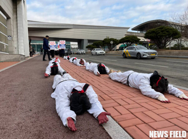 용인대학교 단협 위반 논란… 노동자들 오체투지 행진 돌입