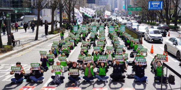 전국교육공무직본부 결의대회 참가자들이 다 함께 ‘평등학교 꽃피우자’ 피켓을 들고 있는 모습