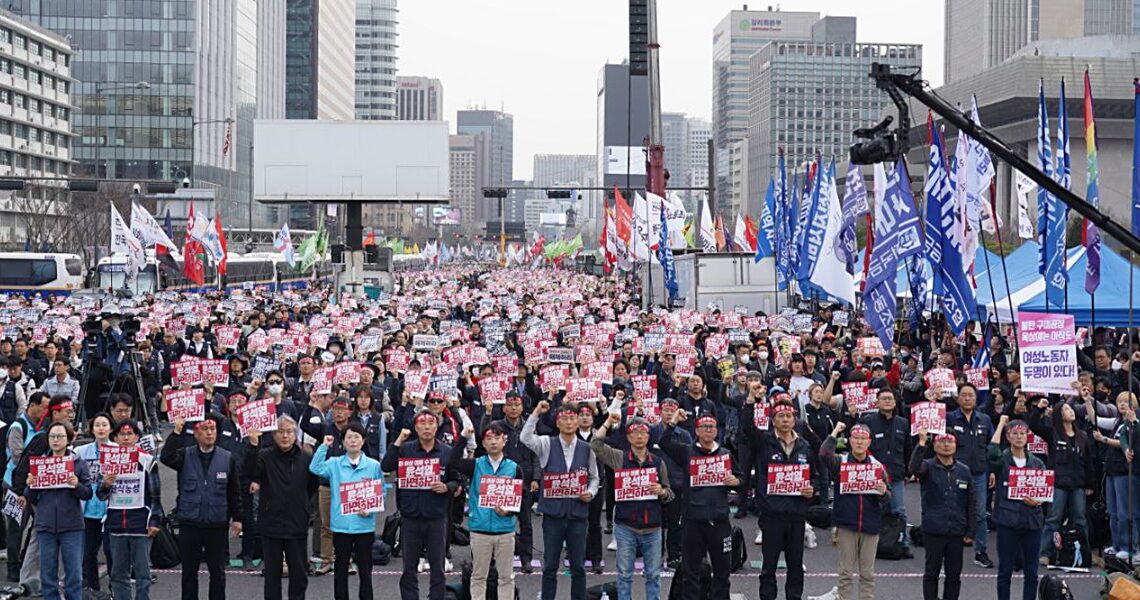 공공운수노조 조합원들이 3월 27일 민주노총 총파업에 참여해 거리에서 시위와 현장선언을 진행하며 강력한 투쟁 의지를 다지고 있다. '윤석열 없는 4월'을 위한 총력 투쟁이 전국적으로 확산되고 있다.