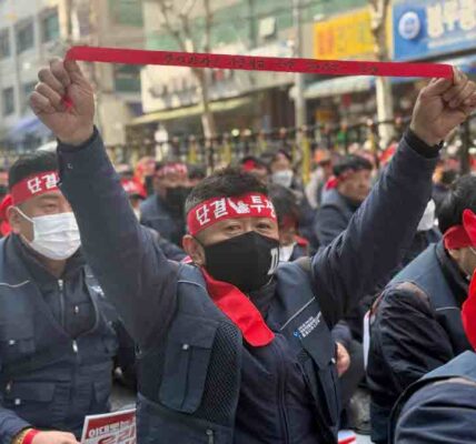 청호나이스지부 조합원들이 31일 서울 청호나이스 본사 앞에서 총파업 출정식을 진행하고 있다.