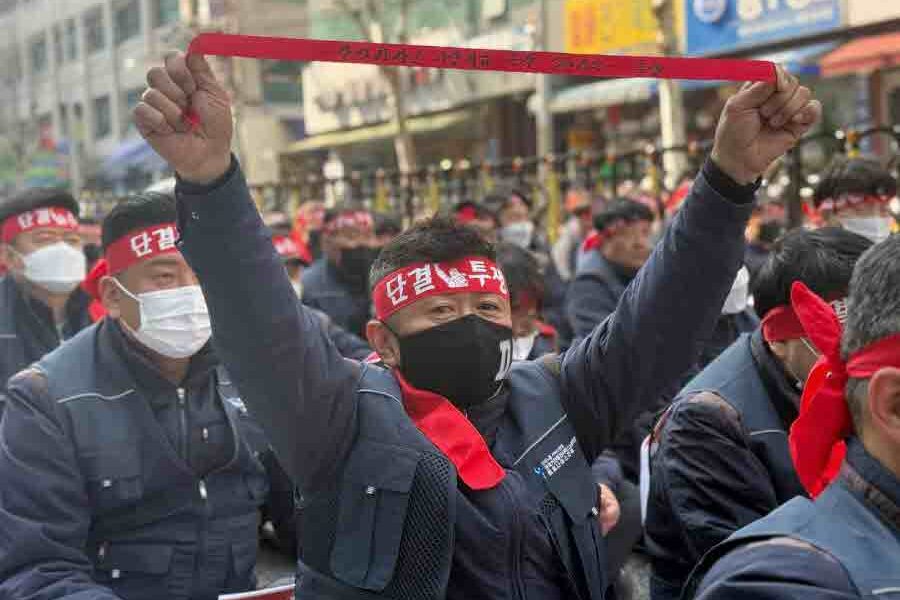 청호나이스지부 조합원들이 31일 서울 청호나이스 본사 앞에서 총파업 출정식을 진행하고 있다.