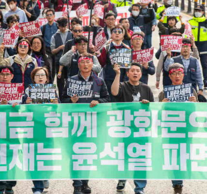 2025년 3월 27일, 서울 광화문에서 열린 민주노총 총파업 총력투쟁에 참가한 노동자들이 윤석열 대통령의 즉각적인 파면을 요구하며 구호를 외치고 있다. 이날 총파업에는 10만 명 이상의 조합원들이 전국 15곳에서 집결하여 시위를 벌였으며, 노동자들은 윤석열 대통령의 파면과 정치적 책임을 물을 것을 강력히 촉구했다.