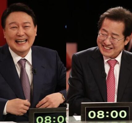 2021년 10월 31일 오후 서울 여의도 KBS본관 스튜디오에서 열린 국민의힘 제20대 대선 경선후보자 10차 토론회에서 윤석열(왼쪽) 전 검찰총장과 홍준표 당시 의원이 토론을 준비하고 있다. 국회사진기자단