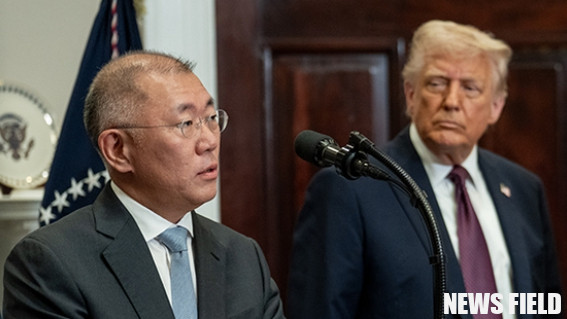 정의선 현대자동차그룹 회장이 트럼프 미국 대통령이 지켜보는 가운데 워싱턴 백악관에서 대미 투자계획을 발표하고 있다. [사진 백악관 엑스]