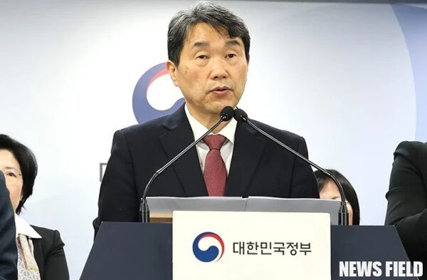 정부가 2026학년도 의과대학 모집인원을 증원 이전 규모인 3058명으로 조정해달라는 전국 40개 의과대학 총장들의 건의를 받아들이기로 결정했다. 이로써 내년도 의대 모집 인원은 '증원 0명'인 3058명으로 확정됐다.