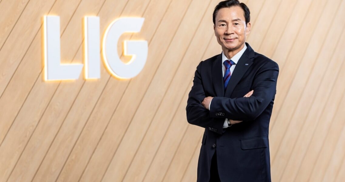 신익현 LIG넥스원 신임 사장.LIG넥스원이 사상 최대 실적에도 불구하고 환손실을 이유로 비상경영을 선포하여 내부 반발을 사고 있으며, 경영진의 책임 회피와 불공정한 성과 보상에 대한 불만이 노사 갈등 심화로 이어질 수 있다는 우려가 제기된다.