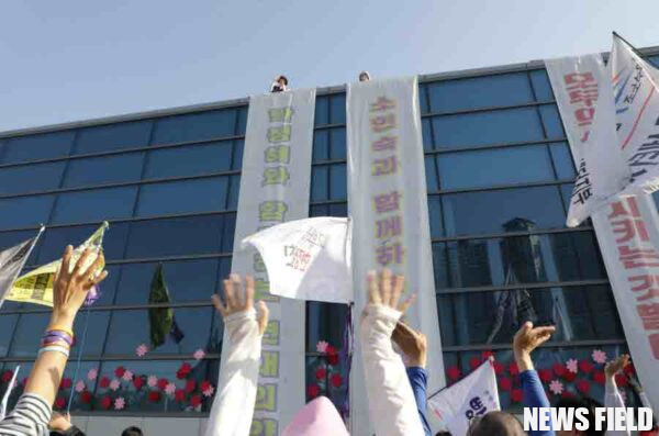 한국옵티칼하이테크 고공 농성 475일째, 고용 승계를 염원하는 희망버스 문화제가 열려 전국 노동자와 시민들의 뜨거운 연대가 이어졌다. 참가자들은 닛토덴코의 부당함을 규탄하며 고용 승계를 촉구하고, 끝까지 함께 투쟁할 것을 다짐했다.