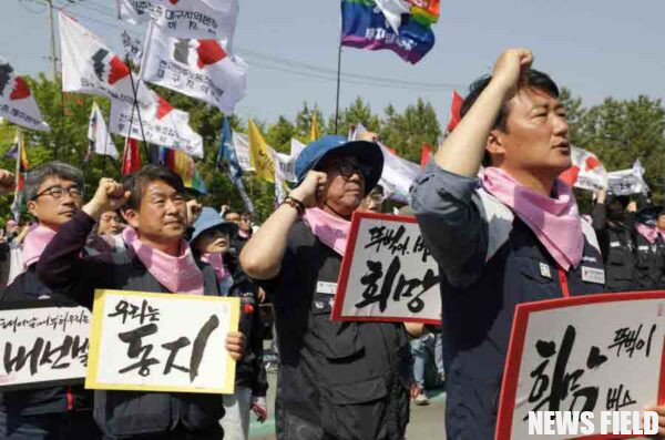 한국옵티칼하이테크 고공 농성 475일째, 고용 승계를 염원하는 희망버스 문화제가 열려 전국 노동자와 시민들의 뜨거운 연대가 이어졌다. 참가자들은 닛토덴코의 부당함을 규탄하며 고용 승계를 촉구하고, 끝까지 함께 투쟁할 것을 다짐했다.