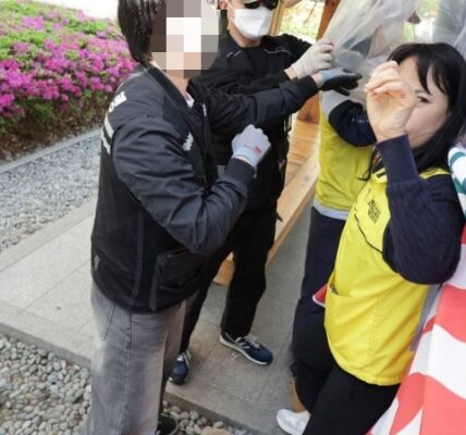 마트노조 농성장을 강제 철거하는 종로구청 직원들 ⓒ마트노조 제공