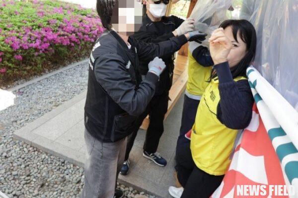 마트노조 농성장을 강제 철거하는 종로구청 직원들 ⓒ마트노조 제공