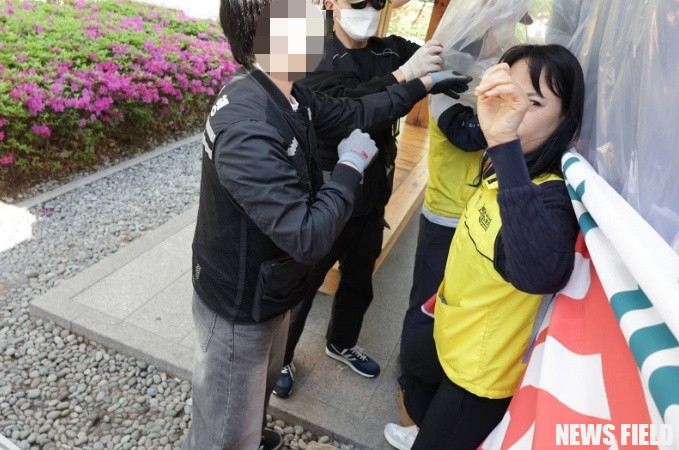 마트노조 농성장을 강제 철거하는 종로구청 직원들 ⓒ마트노조 제공