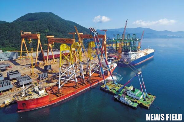 사진은 2022년 7월 경남 통영시 HSG성동조선 야드에 계류 중인 운반선에 다른 제조사로부터 하도급받아 생산한 하부구조물이 실려 있는 모습. /HSG성동조선