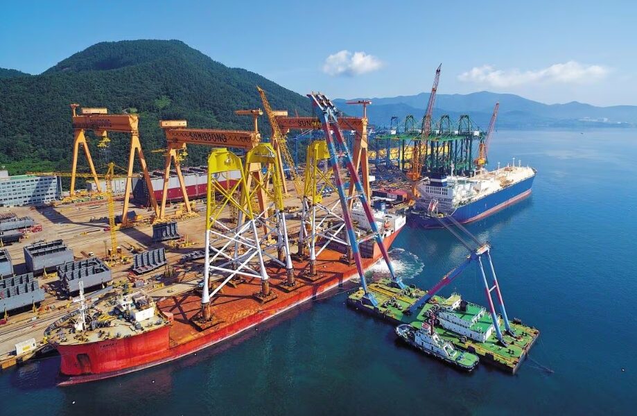 사진은 2022년 7월 경남 통영시 HSG성동조선 야드에 계류 중인 운반선에 다른 제조사로부터 하도급받아 생산한 하부구조물이 실려 있는 모습. /HSG성동조선