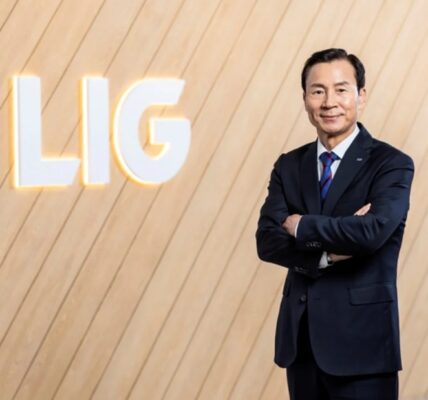 신익현 LIG넥스원 신임 사장.LIG넥스원이 사상 최대 실적에도 불구하고 환손실을 이유로 비상경영을 선포하여 내부 반발을 사고 있으며, 경영진의 책임 회피와 불공정한 성과 보상에 대한 불만이 노사 갈등 심화로 이어질 수 있다는 우려가 제기된다.