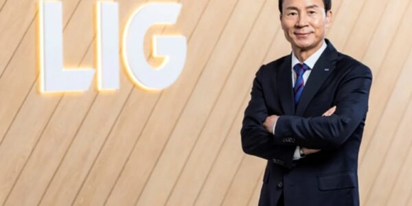 신익현 LIG넥스원 신임 사장.LIG넥스원이 사상 최대 실적에도 불구하고 환손실을 이유로 비상경영을 선포하여 내부 반발을 사고 있으며, 경영진의 책임 회피와 불공정한 성과 보상에 대한 불만이 노사 갈등 심화로 이어질 수 있다는 우려가 제기된다.