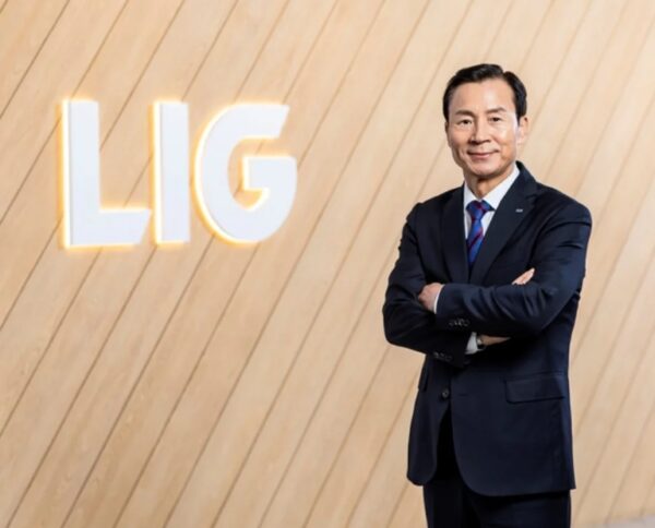 신익현 LIG넥스원 신임 사장.LIG넥스원이 사상 최대 실적에도 불구하고 환손실을 이유로 비상경영을 선포하여 내부 반발을 사고 있으며, 경영진의 책임 회피와 불공정한 성과 보상에 대한 불만이 노사 갈등 심화로 이어질 수 있다는 우려가 제기된다.