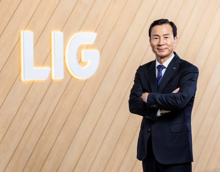 신익현 LIG넥스원 신임 사장.LIG넥스원이 사상 최대 실적에도 불구하고 환손실을 이유로 비상경영을 선포하여 내부 반발을 사고 있으며, 경영진의 책임 회피와 불공정한 성과 보상에 대한 불만이 노사 갈등 심화로 이어질 수 있다는 우려가 제기된다.