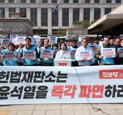 진보당 당원들이 4월 1일 헌법재판소 앞에서 열린 긴급 기자회견에 참석해 "8 대 0, 만장일치로 파면하라!"는 구호를 외치고 있다. 이들은 헌법재판소의 역사적인 판결을 촉구하며 민주주의 수호의 중요성을 강조했다.