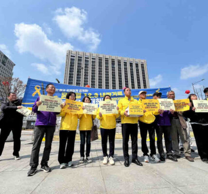 4월 10일 오전, 서울 정부서울청사 앞에서 세월호 참사와 이태원 참사 유가족 및 정보공개 활동가들이 '윤석열 12.3 내란 기록'의 대통령 기록 분류를 반대하는 기자회견을 열고 있다. 참가자들은 "진실을 알 권리"를 외치며 관련 기록의 투명한 공개를 촉구하는 배너를 들고 있다. 이들은 기자회견 후 한덕수 대통령 권한대행에게 32,349명의 서명이 담긴 반대 청원서를 전달했다.