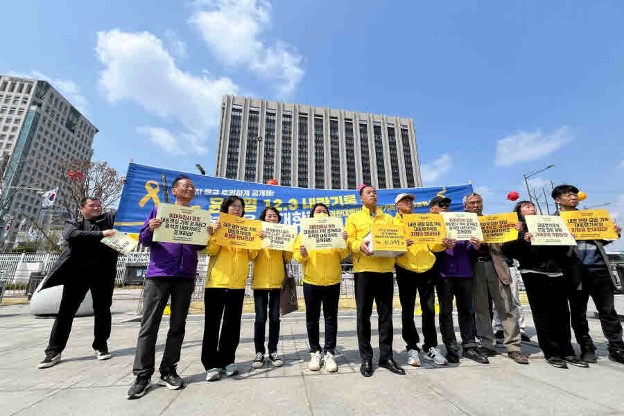 4월 10일 오전, 서울 정부서울청사 앞에서 세월호 참사와 이태원 참사 유가족 및 정보공개 활동가들이 '윤석열 12.3 내란 기록'의 대통령 기록 분류를 반대하는 기자회견을 열고 있다. 참가자들은 "진실을 알 권리"를 외치며 관련 기록의 투명한 공개를 촉구하는 배너를 들고 있다. 이들은 기자회견 후 한덕수 대통령 권한대행에게 32,349명의 서명이 담긴 반대 청원서를 전달했다.