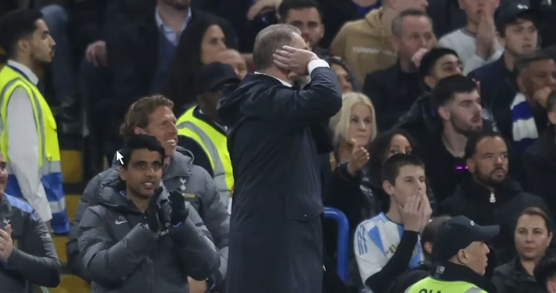 포스테코글루 감독이 첼시전 중, 토트넘 원정 팬들에게 손을 귀에 대며 도발적인 제스처를 취하는 장면. 이는 경기 중 교체 후 팬들의 야유에 대한 반응으로 해석되었으며, 과거 무리뉴 감독의 유명한 세리머니를 연상시킨다.