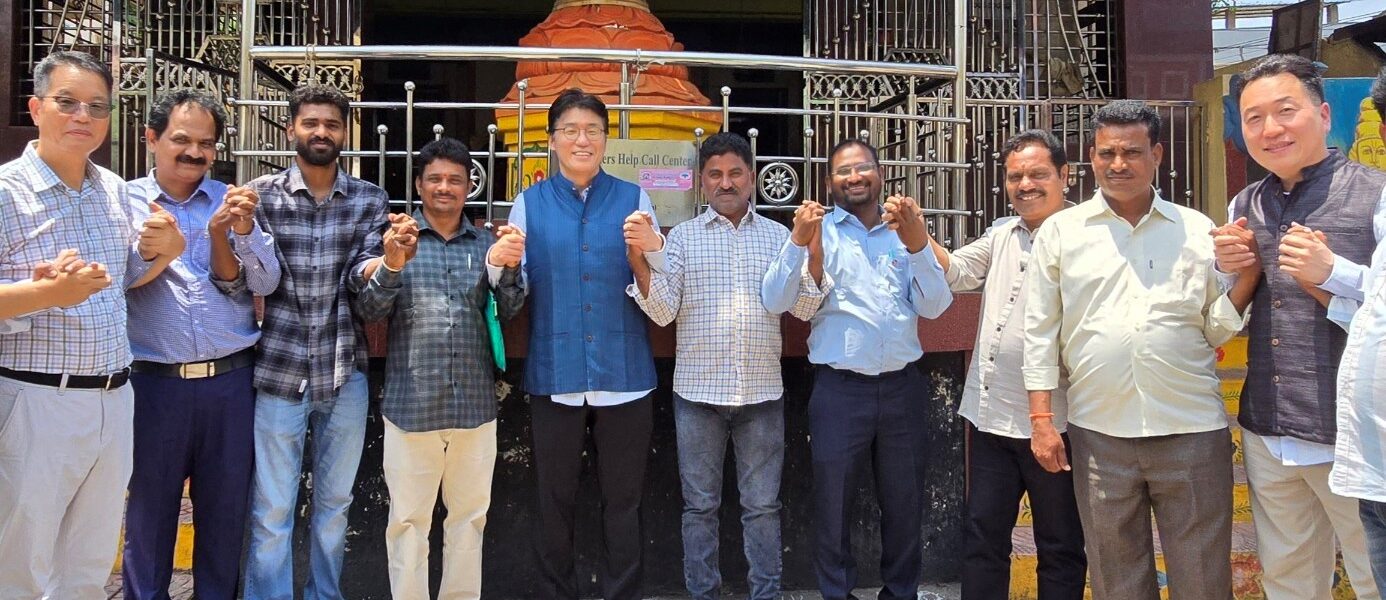 지난 22일, 인도 안드라프라데시(AP)주 비사카파트남에서 만난 LG화학 CSSO(최고지속가능전략책임자) 고윤주 전무(가운데)와 LG폴리머스 인근 마을 대표들