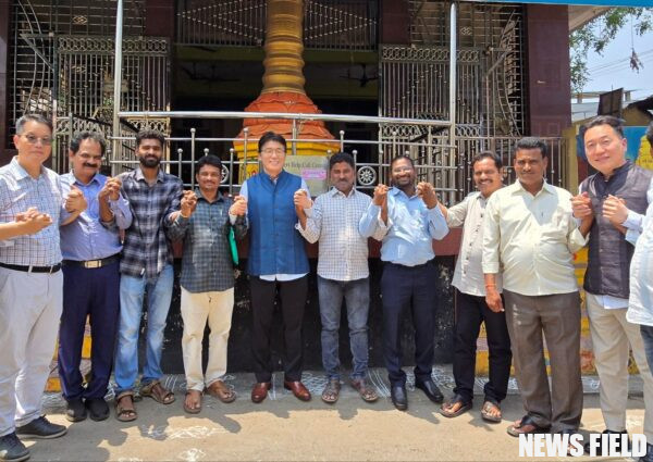 지난 22일, 인도 안드라프라데시(AP)주 비사카파트남에서 만난 LG화학 CSSO(최고지속가능전략책임자) 고윤주 전무(가운데)와 LG폴리머스 인근 마을 대표들