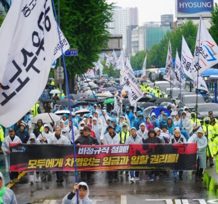 공공운수노조는 세계노동절을 맞아 서울역 앞에서 결의대회를 열고 사회공공성 강화와 노동기본권 확대를 위한 투쟁을 선언했다. 이들은 다가오는 대선과 관련하여 단순한 정권 교체를 넘어 사회 시스템 전반의 변화를 강력하게 요구하며 거리 행진을 이어갔다.