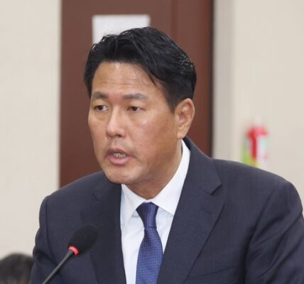 김태효 NSC 차장의 백악관 방문과 조선업 협력 논의에 대해 파면된 정권 핵심 인사의 부적절한 외교 행보라는 비판이 제기되었으며, 특히 한미 NSC 주도의 조선업 협력 워킹그룹 구성에 대한 우려와 함께 대만 유사시 불개입 촉구 결의안이 발의되었다.