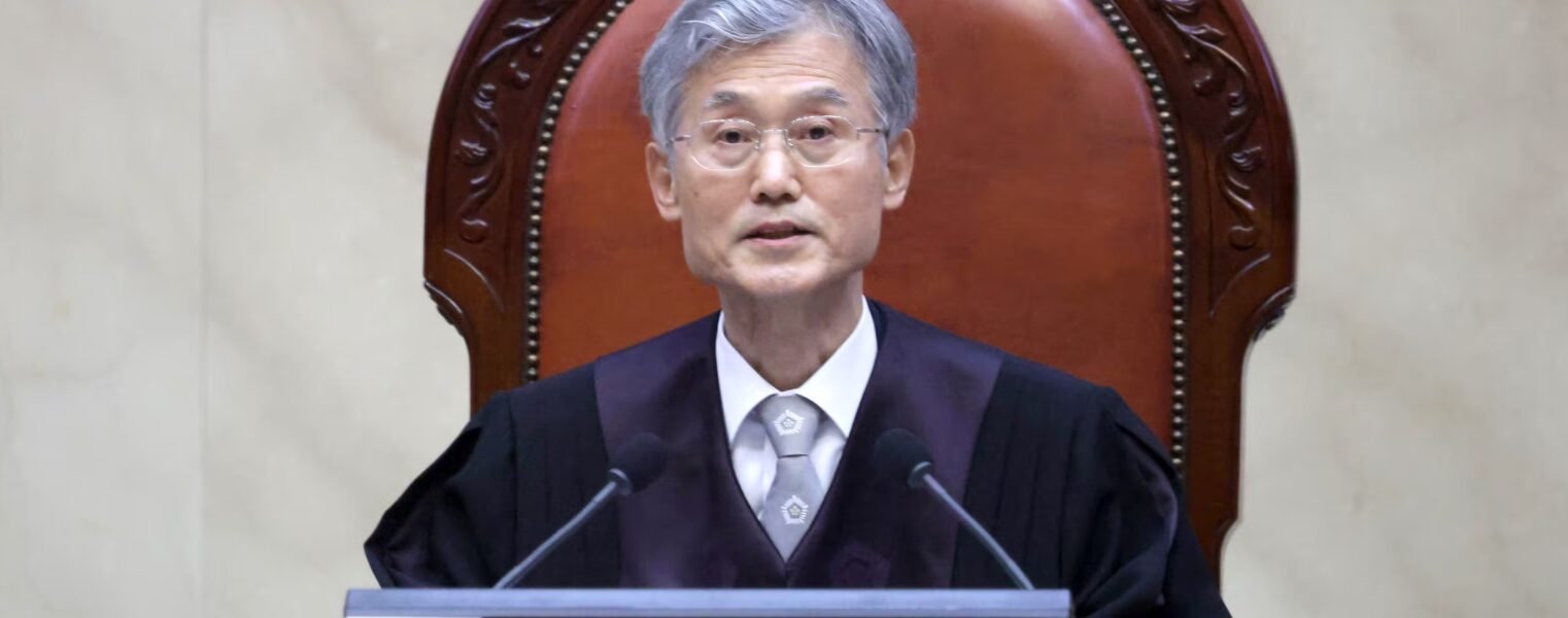 조희대 대법원장이 1일 서울 서초구 대법원 대법정에 입장해 이재명 더불어민주당 대선 후보의 공직선거법 사건 전원합의체 선고를 준비하고 있다. /사진공동취재단