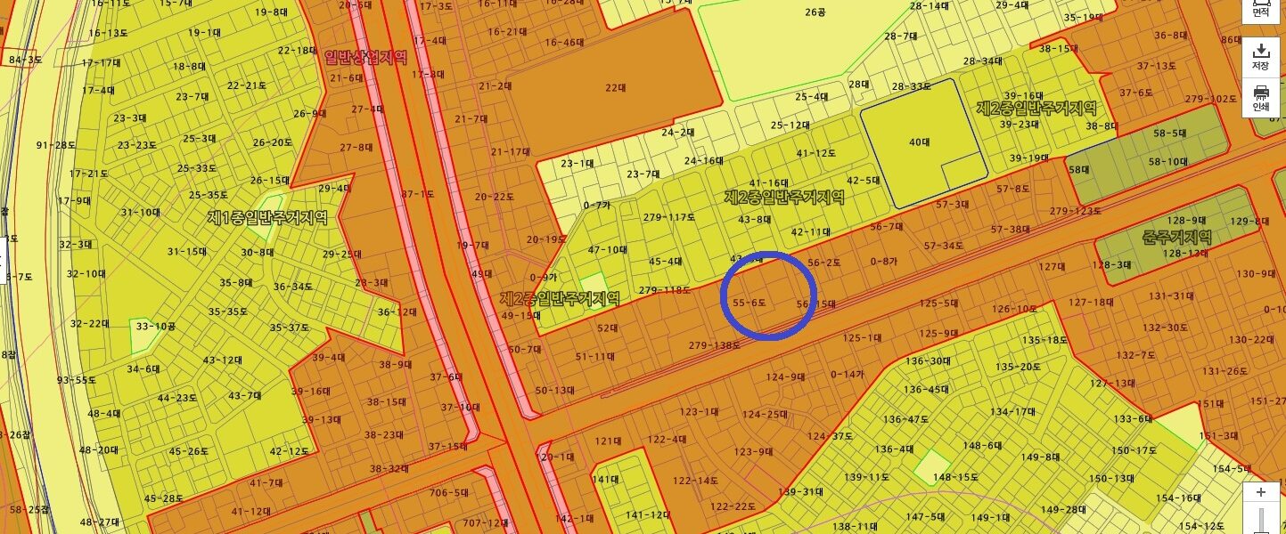(사진) 파란색 원으로 표시된 (주)신세계센트럴 매입 필지(논현동 55-12, 13, 14, 16, 19번지 일대, 총 1,034.7평, 약 2,049.8억원) 주변의 붉은색 면적은 제3종일반주거지역을 나타낸다. (출처: 토지이음 지도)