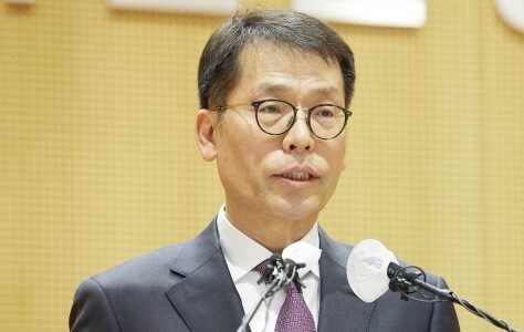 기업은행은 27일 민주당 선대위의 전격 방문으로 새 정부 노동 철학의 주요 시험대로 부상했으며, 노조는 최근 부당대출 사태의 책임을 김성태 은행장 등 경영진에게 돌리며 총사퇴와 2차 총파업 가능성을 경고했다. 이에 김성태 은행장(사진)은 고질적인 총인건비제 문제 해결과 노조와의 갈등 봉합, 그리고 정부가 최대 주주라는 점이 더해져 커진 정치권의 높은 기대에 부응해야 하는 중대한 리더십 과제를 안게 됐다.