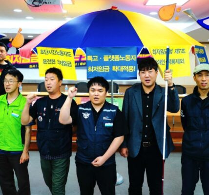 27일 서울 용산 철도회관에서 열린 '최저임금 외면받는 노동자 증언대회'에서 대학원생, 장애인, 특고·플랫폼 노동자들이 최저임금으로부터 소외된 현실을 고발했다. 이들은 최저임금의 온전한 적용과 차별 철폐를 강력히 요구하며, 같은 날 진행된 최저임금위원회 심의에 압박을 가했다.