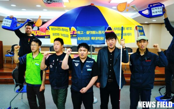 27일 서울 용산 철도회관에서 열린 '최저임금 외면받는 노동자 증언대회'에서 대학원생, 장애인, 특고·플랫폼 노동자들이 최저임금으로부터 소외된 현실을 고발했다. 이들은 최저임금의 온전한 적용과 차별 철폐를 강력히 요구하며, 같은 날 진행된 최저임금위원회 심의에 압박을 가했다.