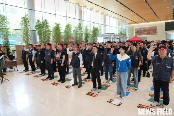 2025년 5월 27일, 조기 대선을 앞두고 더불어민주당 선대위 김동명 한국노총 위원장(가운데), 전현희 노동존중선대위 위원장(오른쪽), 박홍배 국회의원(왼쪽) 등이 기업은행 노조 집회에 참석해 '기업은행 사태 해결'을 약속하고 있다.