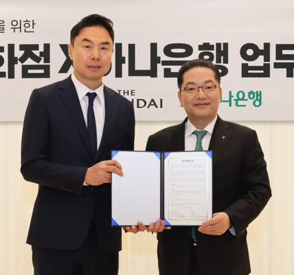 하나은행과 현대백화점은 지난 14일 서울시 강남구 소재 현대백화점 본사에서 업무협약을 체결하고, 매월 풍성한 혜택을 제공하는 ‘더현대하나더 적금’ 가입 이벤트를 실시한다고 밝혔다. 이날 협약식에 참석한 이호성 하나은행장(사진 오른쪽)과 정지영 현대백화점 사장이 기념 촬영을 하고 있다.