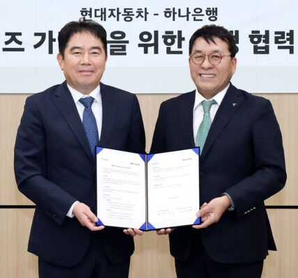 하나은행과 현대자동차는 지난 4월 30일 블루핸즈 가맹점주 및 직원을 위한 금융 지원 협약을 체결하고, 맞춤형 금융 컨설팅, 우대 금리, 디지털 금융 환경 제공을 통해 상생과 동반 성장을 추구한다.