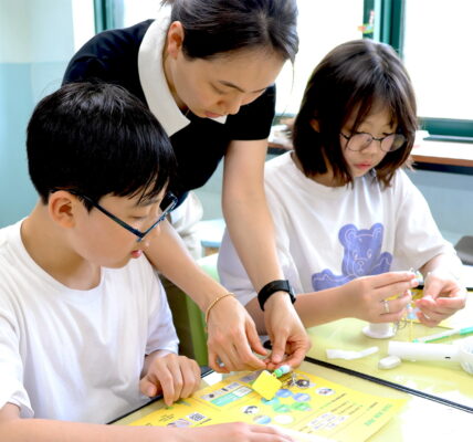 일일 선생님이 된 LG화학 임직원이 아이들과 폐플라스틱으로 키링 만들기를 체험을 하고 있다