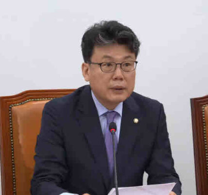 이재명 대통령은 중동발 불안정 상황과 국내 경제·안보적 파장을 고려해 NATO 정상회의 불참을 결정했으며, 진성준 정책위의장은 국민의힘의 정쟁을 비판하고 민생경제 회복을 위한 추경안의 신속한 처리를 촉구했다. 또한 진 의장은 서울 아파트값 급등의 원인으로 윤석열 정권과 오세훈 서울시의 부동산 정책을 지목하며 주거 안정 대책 마련을 강조했다.