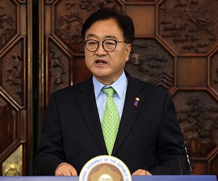 우원식 국회의장이 한국옵티칼하이테크의 장기 고공농성 문제 해결을 위해 일본 이시바 시게루 총리에게 직접 친서를 보냈다. 이는 한국 국회의장이 단일 노동 사안으로 해외 정상에게 서한을 발송한 첫 사례로, 니토덴코의 ‘먹튀’ 논란과 노동자 해고에 대한 국제적 관심과 일본 정부의 책임 있는 개입을 촉구하는 의미를 담고 있다.