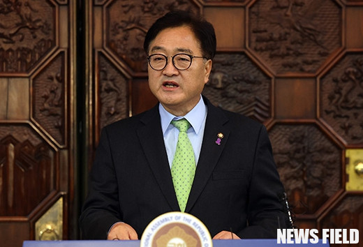 우원식 국회의장이 한국옵티칼하이테크의 장기 고공농성 문제 해결을 위해 일본 이시바 시게루 총리에게 직접 친서를 보냈다. 이는 한국 국회의장이 단일 노동 사안으로 해외 정상에게 서한을 발송한 첫 사례로, 니토덴코의 ‘먹튀’ 논란과 노동자 해고에 대한 국제적 관심과 일본 정부의 책임 있는 개입을 촉구하는 의미를 담고 있다.